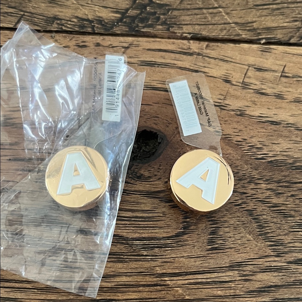 Croc charm gibbitz Gold letter A (2)